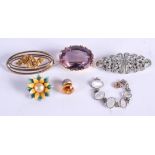 VINTAGE JEWELLERY. (qty)