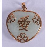 A FINE EARLY 20TH CENTURY CHINESE GOLD AND JADEITE PENDANT. 6.8 grams. 2.25 cm x 2.25 cm.