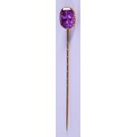 AN ANTIQUE GOLD AND AMETHYST PIN. 2.4 grams. 6.5 cm long.