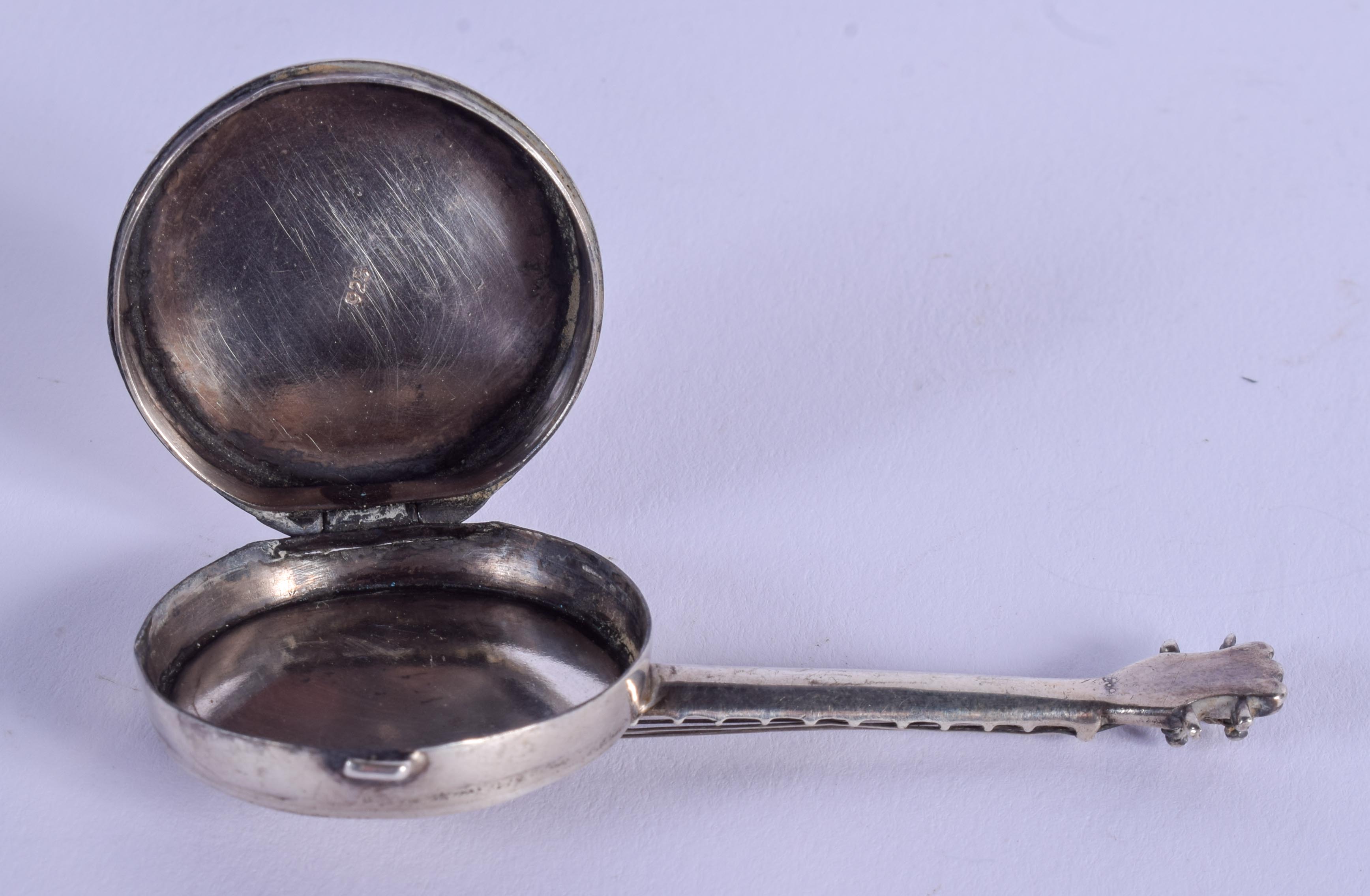 A VINTAGE SILVER BANJO PILL BOX. 23 grams. 7 cm wide. - Image 3 of 4