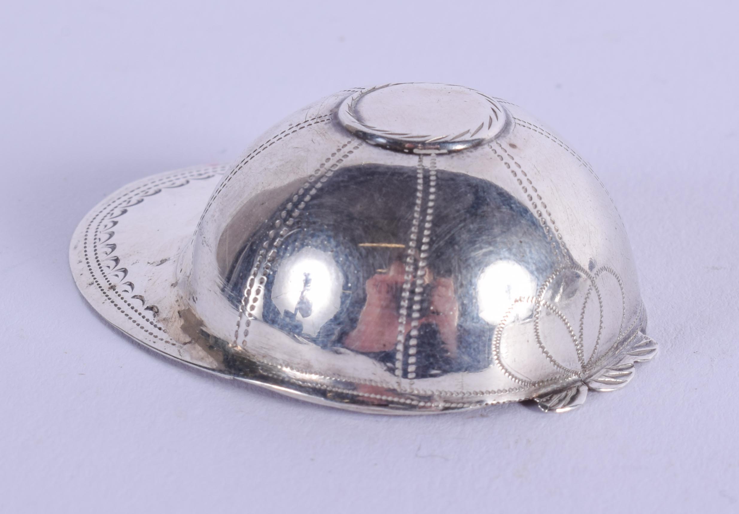 AN 18TH/19TH CENTURY ENGLISH SILVER JOCKEY HAT. 6.9 grams. 4.5 cm x 3 cm. - Image 2 of 4