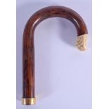 A 1930S 18CT GOLD MOUNTED BAKELITE CANE HANDLE. 15 cm x 8 cm.