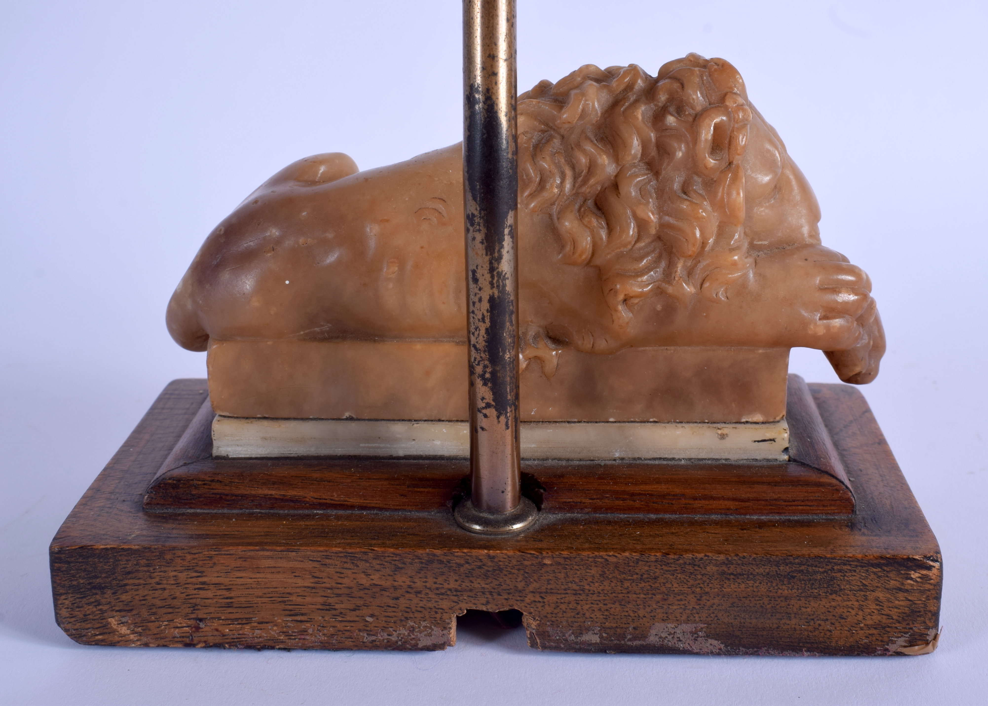 A 19TH CENTURY ITALIAN CARVED ALABASTER GRAND TOUR FIGURE OF A LION after Antonio Canova (1757-1822) - Image 3 of 3