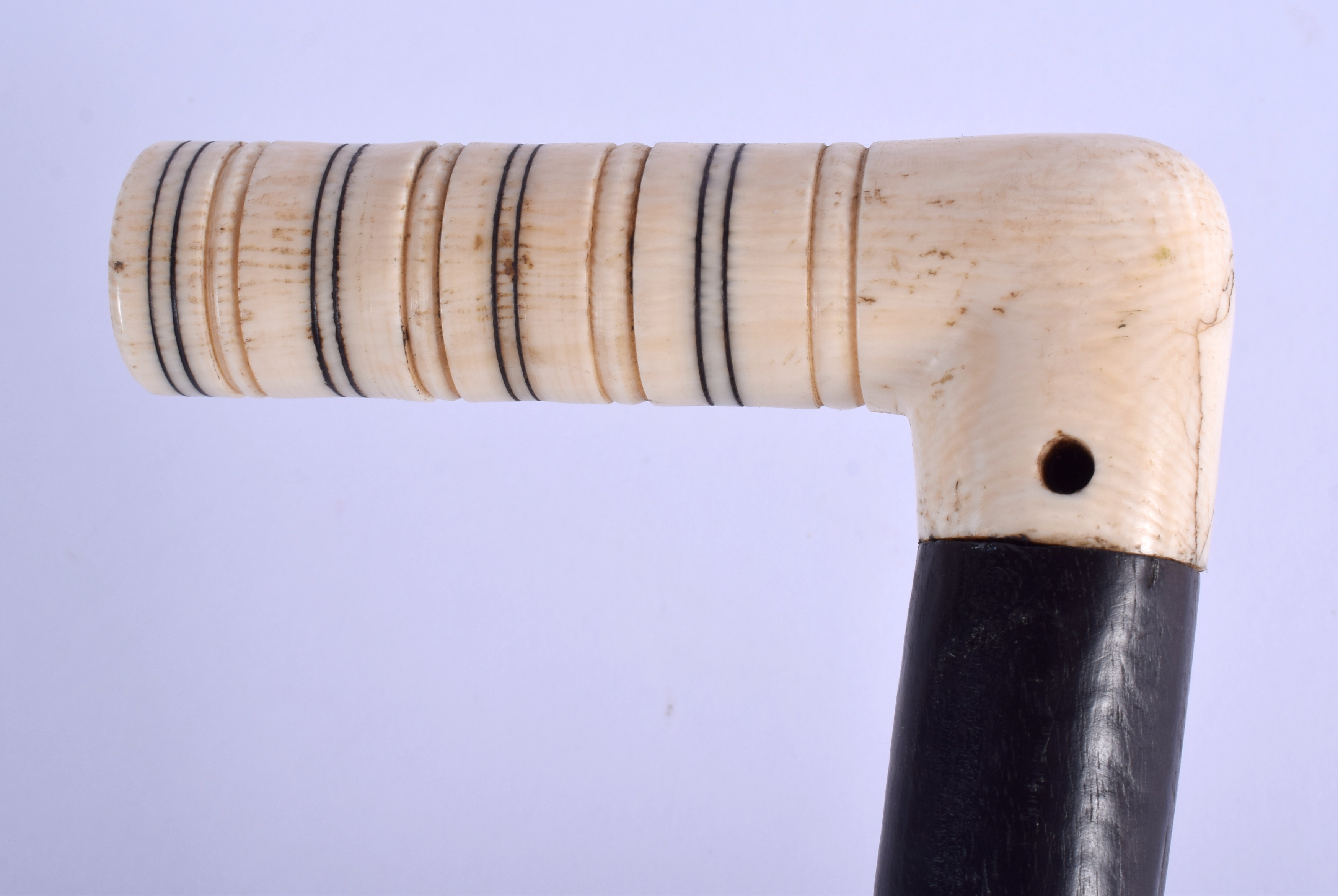 AN ANTIQUE IVORY TOPPED WALKING CANE. 72 cm long. - Image 2 of 3