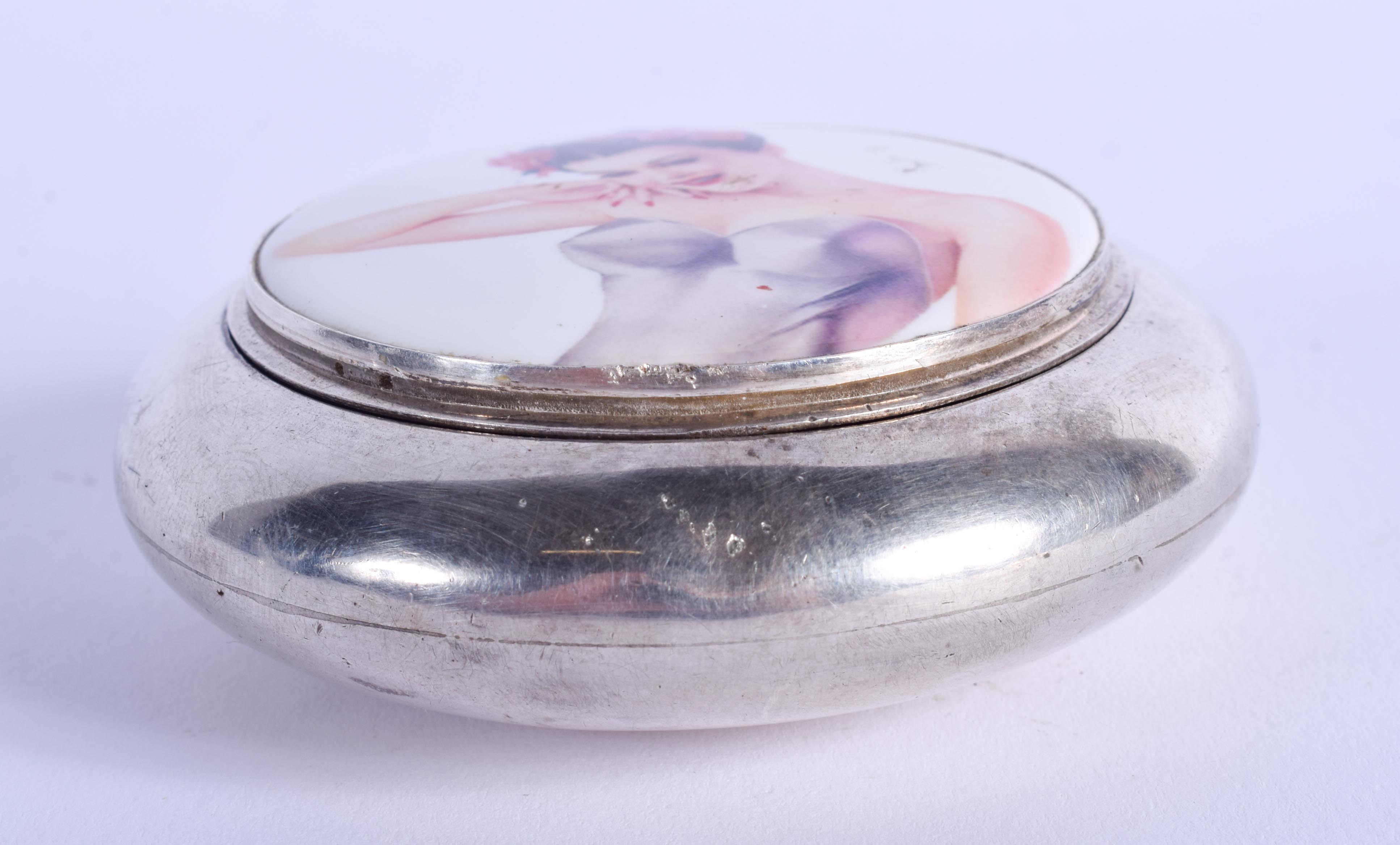 AN ANTIQUE SILVER AND ENAMEL COMPACT. 90 grams. 6 cm wide. - Image 2 of 5