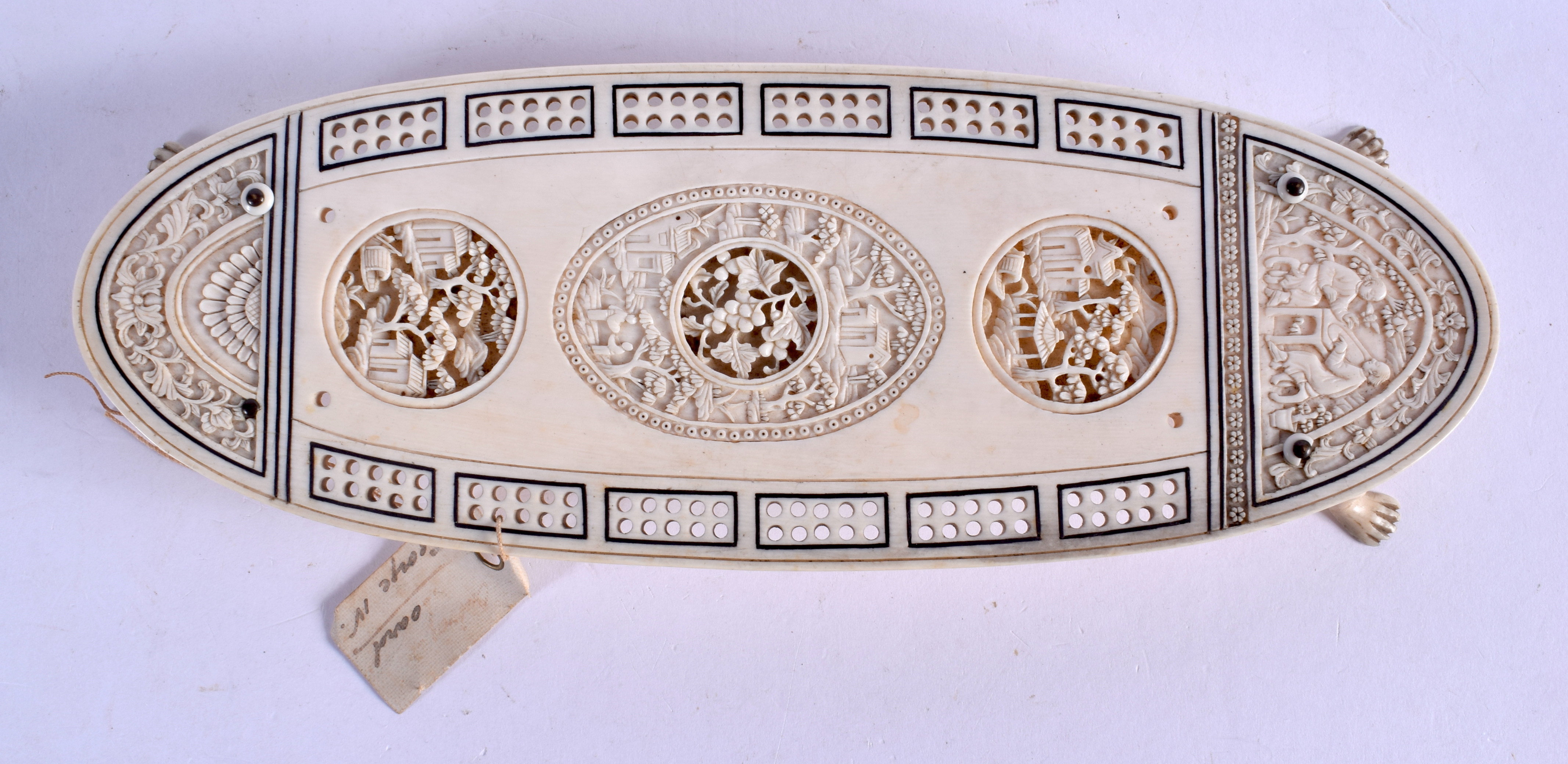 A RARE 19TH CENTURY CHINESE CANTON IVORY CRIBBAGE BOARD modelled in the European taste. 21 cm x 10 c - Image 3 of 9