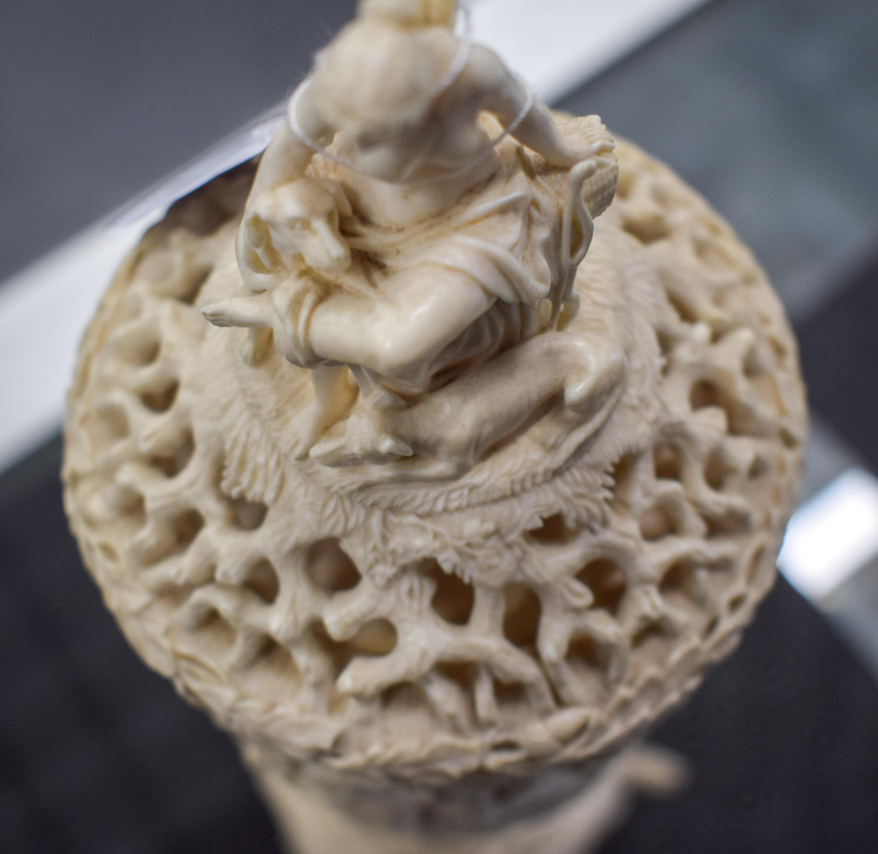 A RARE LARGE 19TH CENTURY EUROPEAN CARVED DIEPPE IVORY VASE AND COVER decorated with figures and due - Image 23 of 29