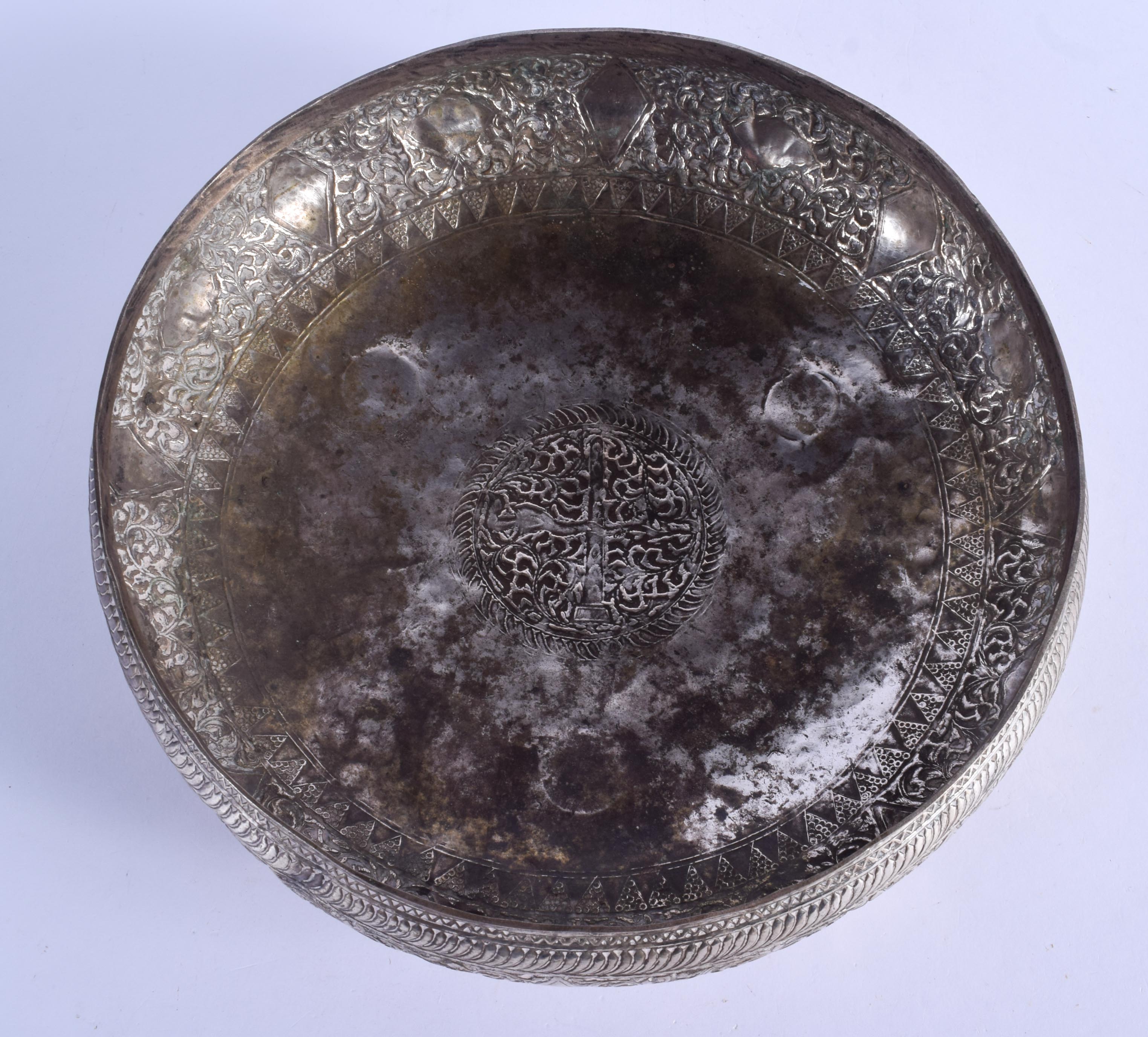 A 19TH CENTURY MIDDLE EASTERN ISLAMIC SILVER BOWL. 320 grams. 25 cm diameter. - Image 3 of 4