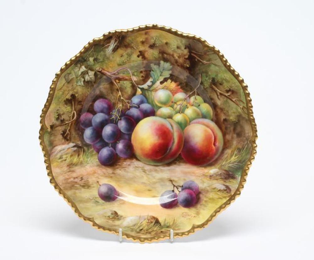 A ROYAL WORCESTER CHINA CABINET PLATE, 1923, of shaped circular form with gilt gadroon moulded