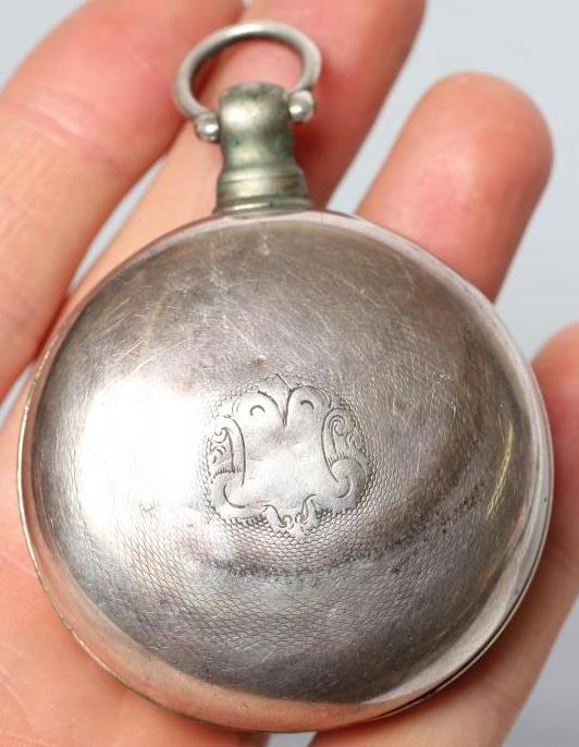 A LATE GEORGE III SILVER POCKET WATCH, the white enamel dial with black Roman numerals, the verge - Bild 4 aus 4