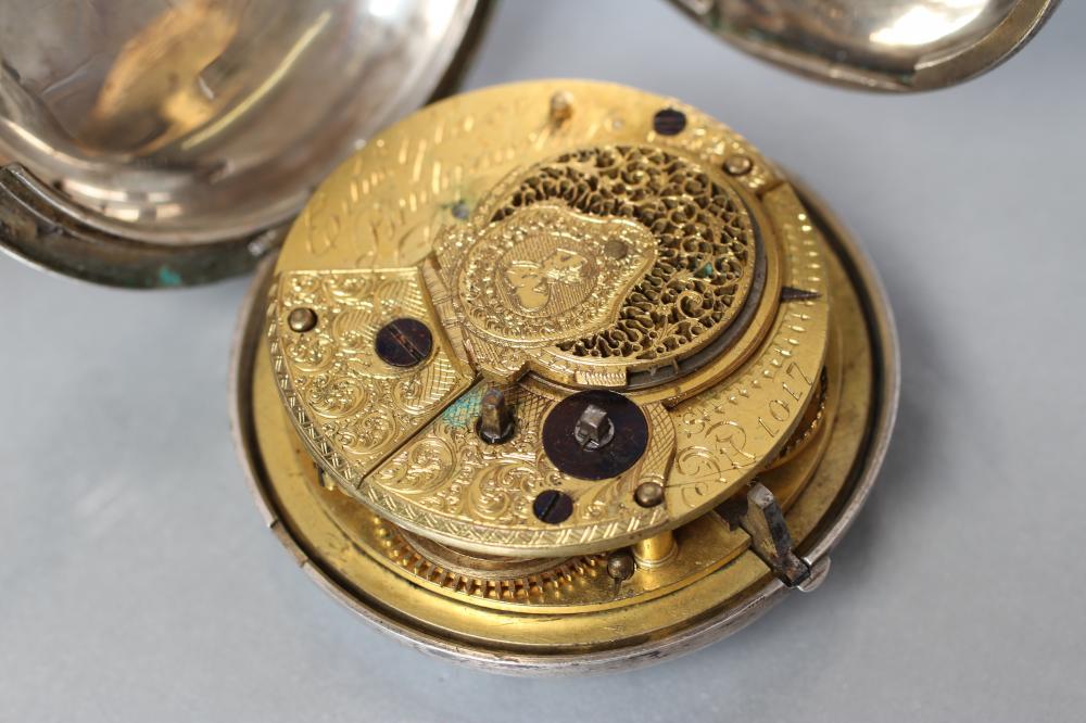 A LATE GEORGE III SILVER POCKET WATCH, the white enamel dial with black Roman numerals, the verge - Bild 2 aus 4