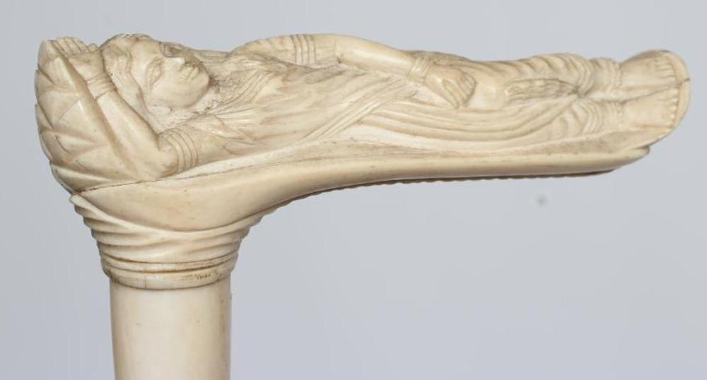 AN ANGLO-INDIAN SECTIONAL IVORY WALKING STICK, 19th century, the handle carved as a reclining female - Bild 2 aus 2