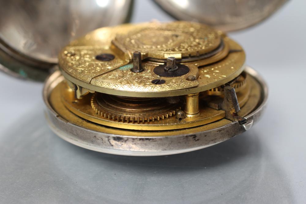 A LATE GEORGE III SILVER POCKET WATCH, the white enamel dial with black Roman numerals, the verge - Bild 3 aus 4