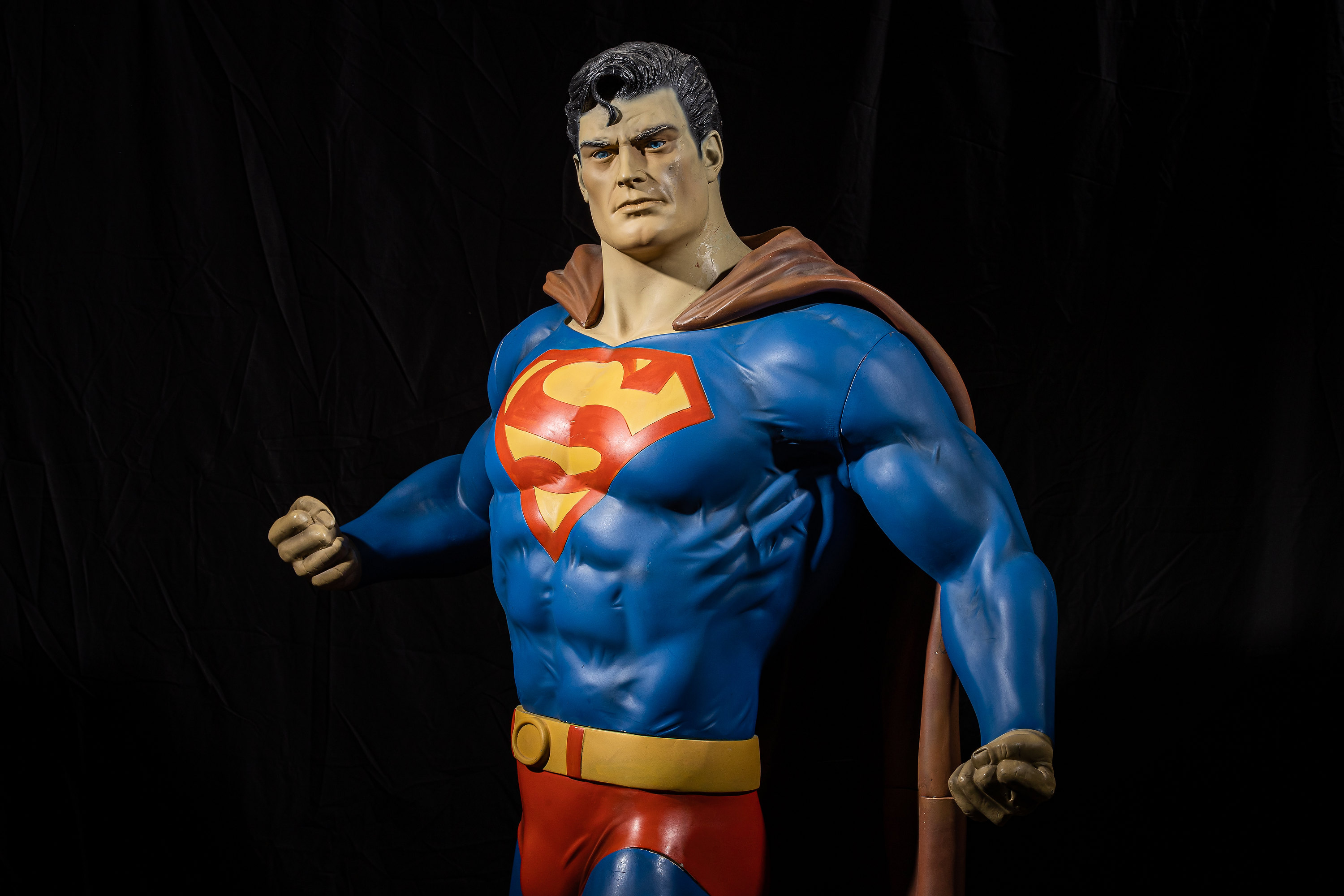 A LIMITED EDITION LIFE SIZE SCULPTURE OF SUPERMAN - Image 4 of 15