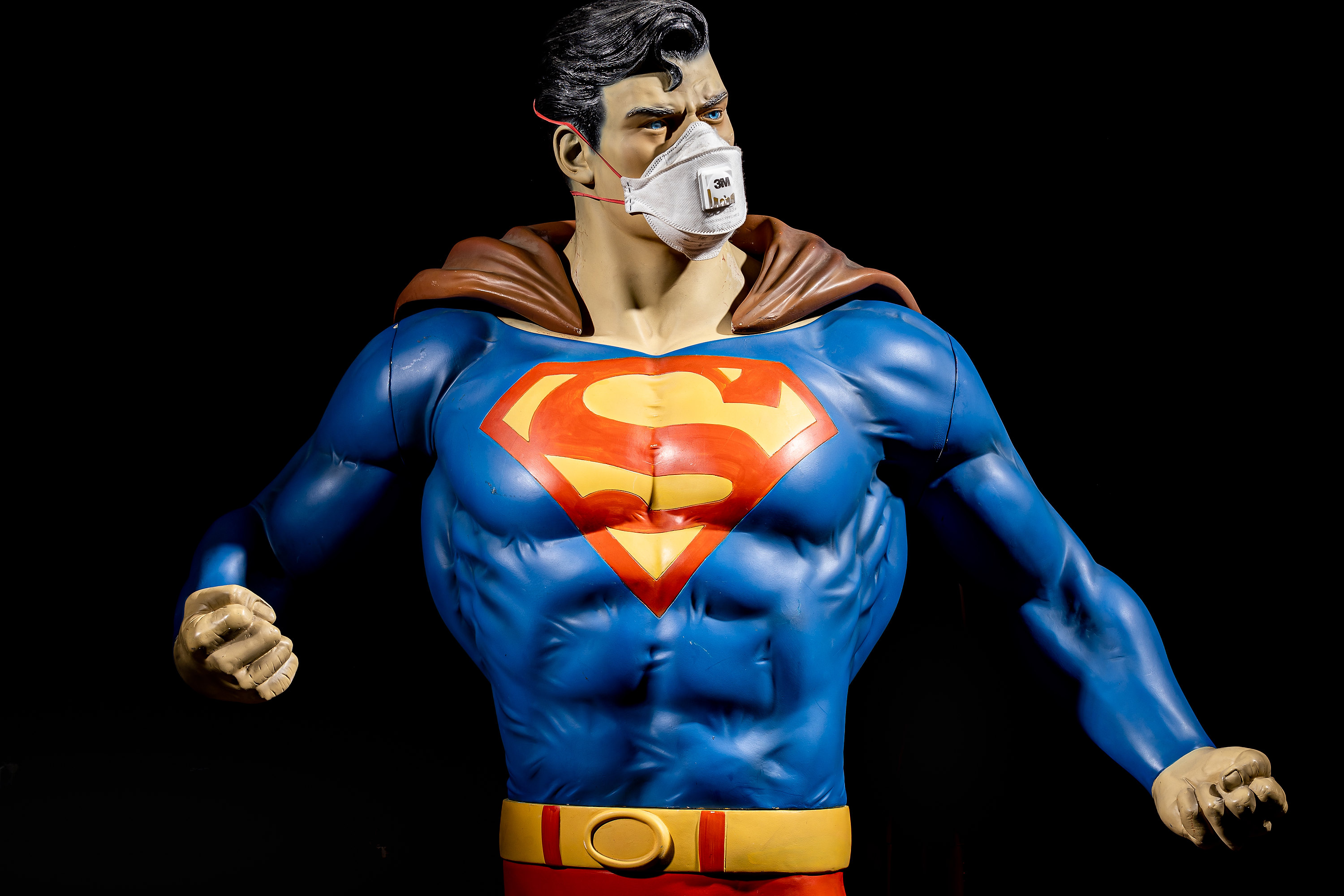 A LIMITED EDITION LIFE SIZE SCULPTURE OF SUPERMAN - Image 2 of 15