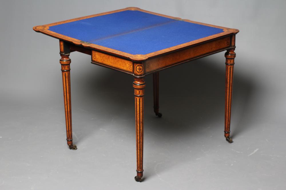 A FINE QUALITY AMBOYNA FOLDING CARD TABLE in the manner of Jackson & Graham, London, the earred - Bild 4 aus 5