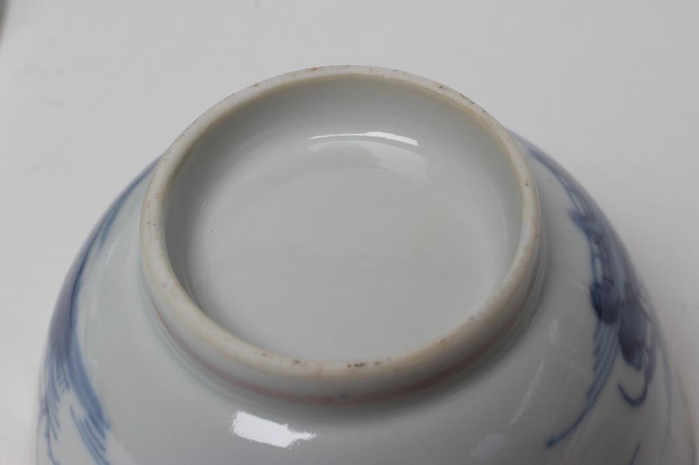 A SET OF SIX CHINESE PORCELAIN RIBBED TEABOWLS AND SAUCERS painted in underglaze blue with a - Image 4 of 4