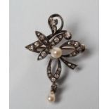 AN EDWARDIAN DIAMOND PENDANT/BROOCH, the abstract open flower head centred by a cultured pearl