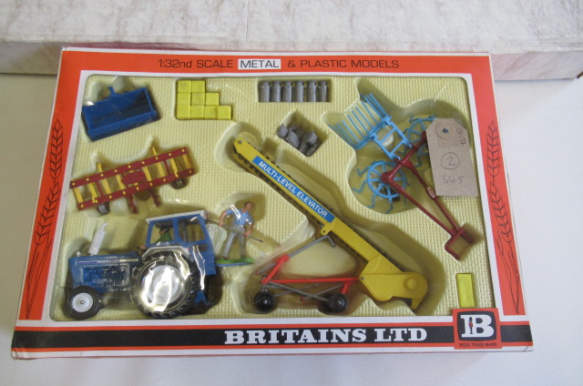 A Britains 4711 model farmyard, in original cardboard box, 25 1/2" x 17 1/2", together with a Farm - Bild 2 aus 3