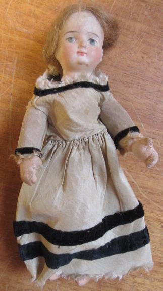 A collection of fourteen national costume and other small dolls including a Victorian German - Image 5 of 7