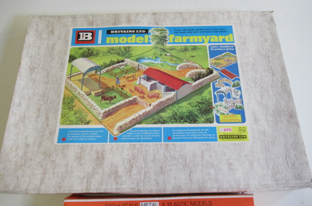 A Britains 4711 model farmyard, in original cardboard box, 25 1/2" x 17 1/2", together with a Farm - Bild 3 aus 3