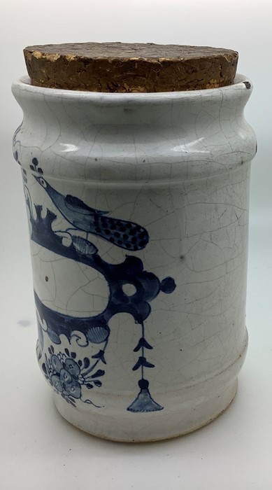 An 18thC Delft dry drug jar with cork stopper, peacocks flanking a basket of fruit with - Bild 2 aus 5