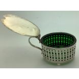 Silver mustard pot with green glass liner, Chester 1907, 30.8gms silver weight.