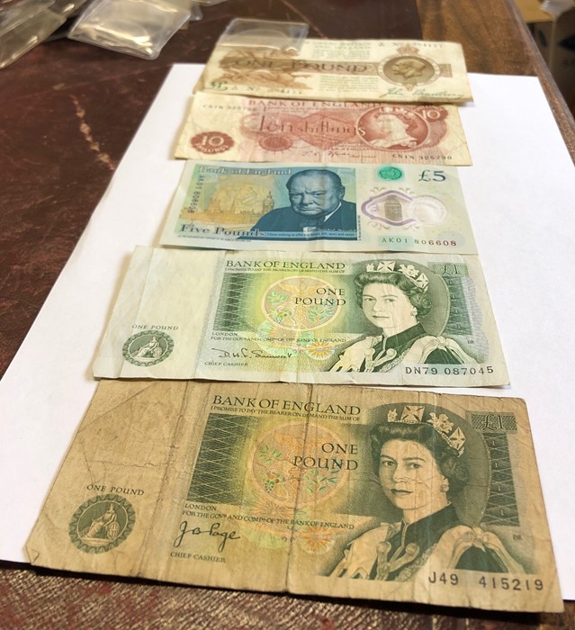 Five British banknotes including John Bradbury £1, JB Page £1, JS Fforde ten shilling, £5 AK01 - Image 2 of 2