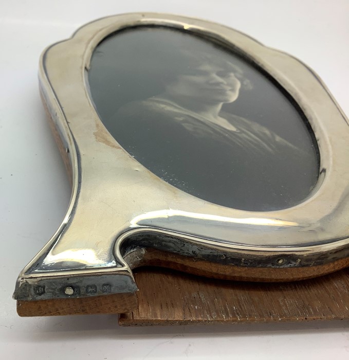 A silver photograph frame, Birmingham 1922, slight dint to top with oak back and stand. 19.5cms h. - Bild 5 aus 6