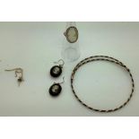 Jewellery to include a pair of cameo and black 9ct gold backed earrings, a 9ct gold and shell