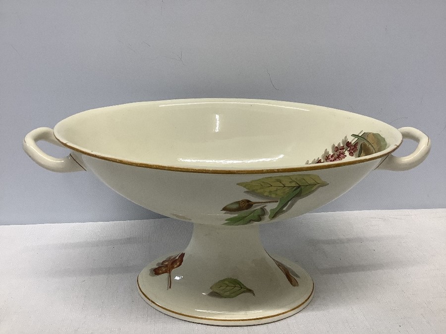 A good quality footed bowl in Shadow Leaf pattern Wedgwood creamware, good condition. 31 x 18cms. - Image 3 of 3