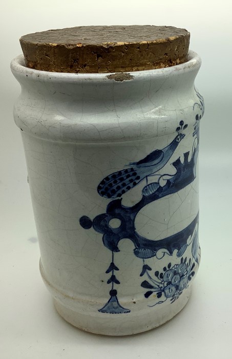 An 18thC Delft dry drug jar with cork stopper, peacocks flanking a basket of fruit with - Bild 4 aus 5