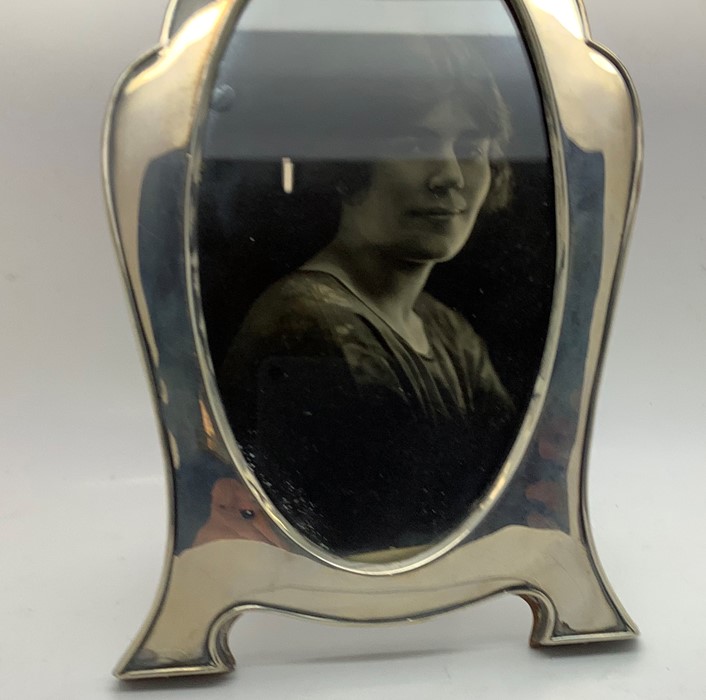 A silver photograph frame, Birmingham 1922, slight dint to top with oak back and stand. 19.5cms h. - Bild 2 aus 6
