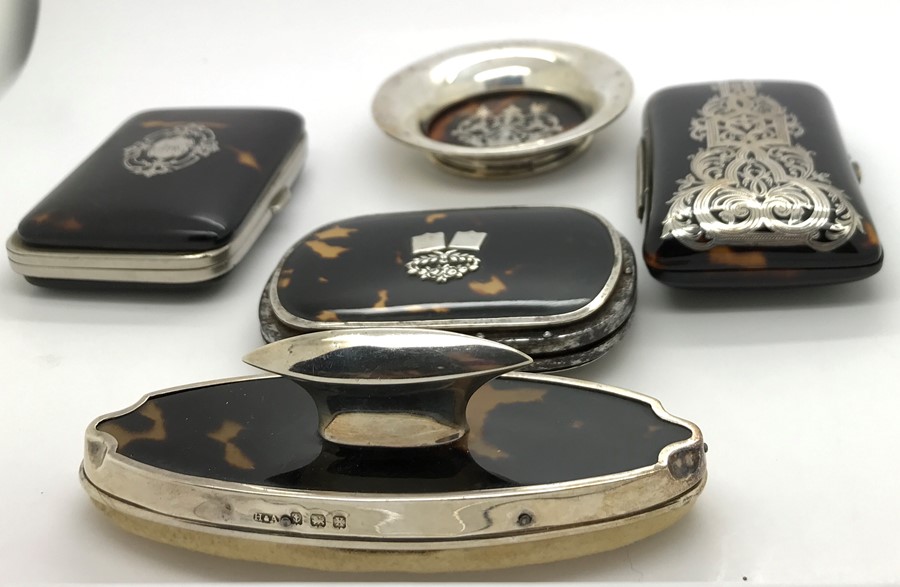 Five pieces tortoiseshell including silver piqué pin tray, three purses and nail buffer, 1 purse - Image 4 of 6