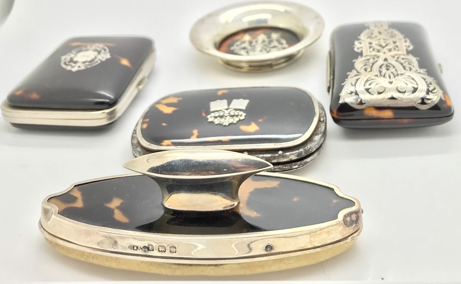 Five pieces tortoiseshell including silver piqué pin tray, three purses and nail buffer, 1 purse - Image 3 of 6