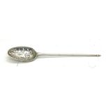An 18thC silver mote spoon possibly by William Sheen. 13.5cms l, 9.5gms.