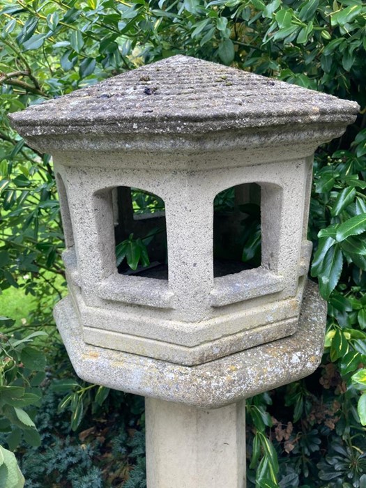 A reconstituted stone octagonal stone birdhouse on stand. - Image 2 of 2