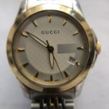 A ladies Gucci wristwatch with stainless steel bracelet and date aparture.