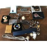 A quantity of vintage costume jewellery and a compact.