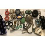 Late 19thC early 20thC jewellery to include brooches, tie pins, earrings with 9ct fittings.
