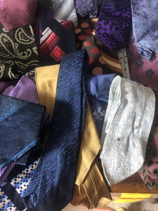 A quantity of gentlemans vintage ties including bow ties. - Image 5 of 5