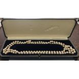 A good quality cultured pearl necklace. 59cms l.