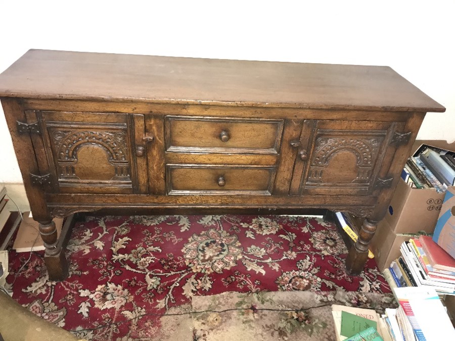 A good quality oak sideboard with 2 central drawers flanked by 2 cupboards. 145 w x 43d x 83cms.