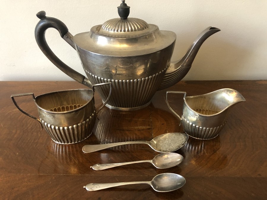 A three piece silver teaservice, Sheffield 1901, 2 with ebony knop and handle. 707.8gms total