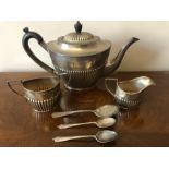 A three piece silver teaservice, Sheffield 1901, 2 with ebony knop and handle. 707.8gms total