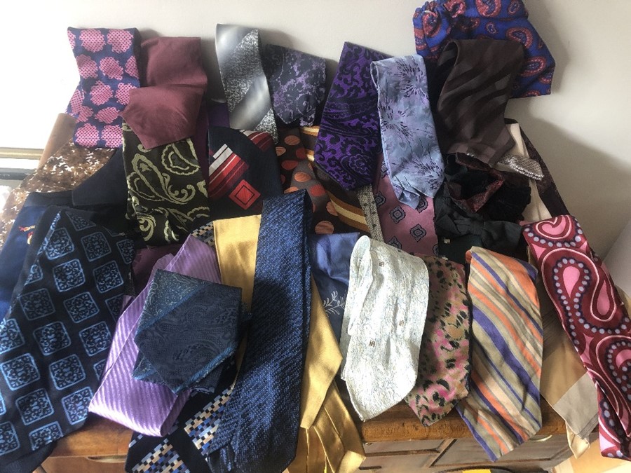A quantity of gentlemans vintage ties including bow ties.
