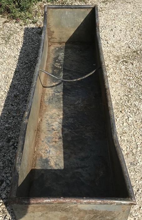 A galvanised metal agricultural water trough garden planter. 18 l x 48 w x 39cms h. - Image 2 of 2