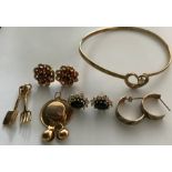 Jewellery to include a 9 ct gold bracelet, 9 ct and garnet cluster earrings, 9 ct gold charms,