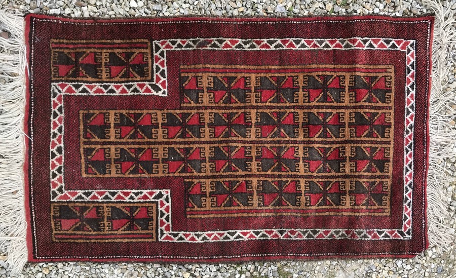 Red and brown patterned Persian hall rug, 138 x 84cms.
