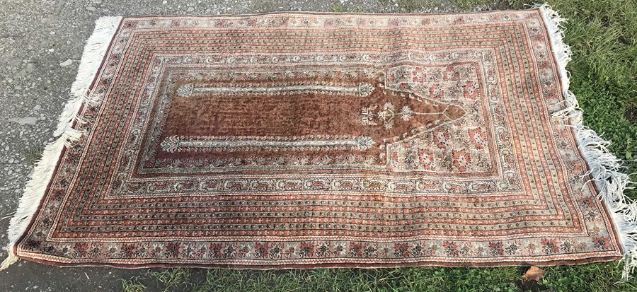 Brown patterned Persian rug, approx 185 x 124cms.